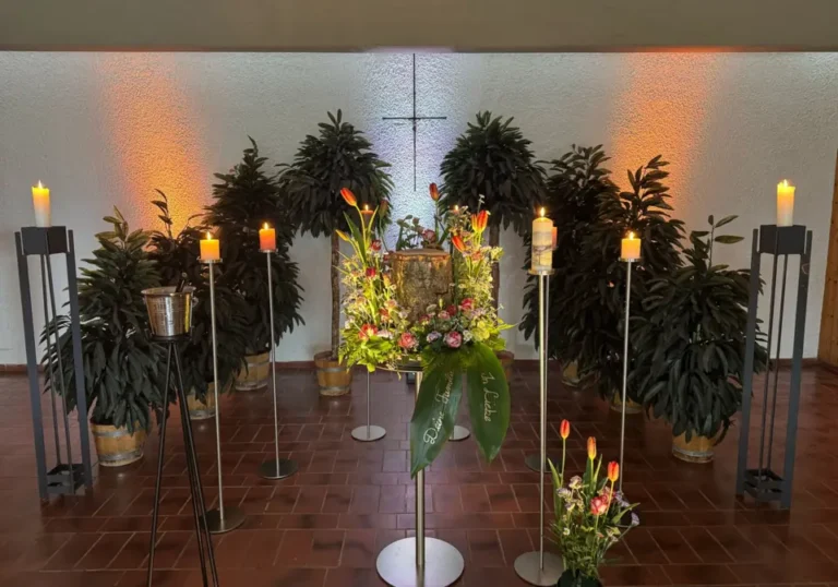 Aussegnungshalle in Starnberg mit Kerzen, Pflanzen und Blumenschmuck für eine Trauerfeier