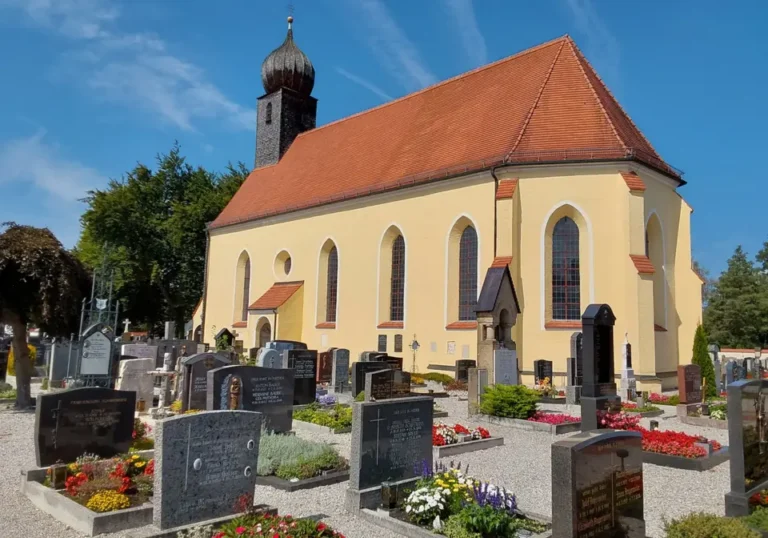 Wallfahrtskirche St. Nantovinus mit Gräbern auf dem Friedhof Nantwein in Wolfratshausen