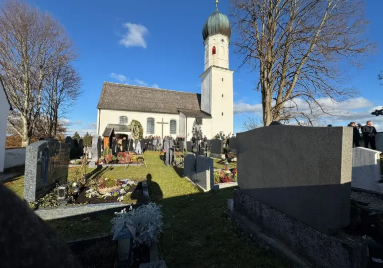 Friedhof Oberbuchen mit Gräbern und Kirche mit Zwiebelturm