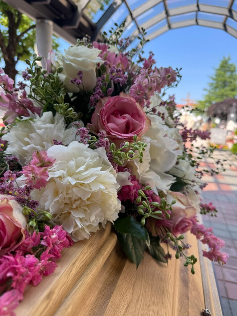 Sargschmuck aus rosa Pfingstrosen, Rosen und Lavendel in Nahaufnahme