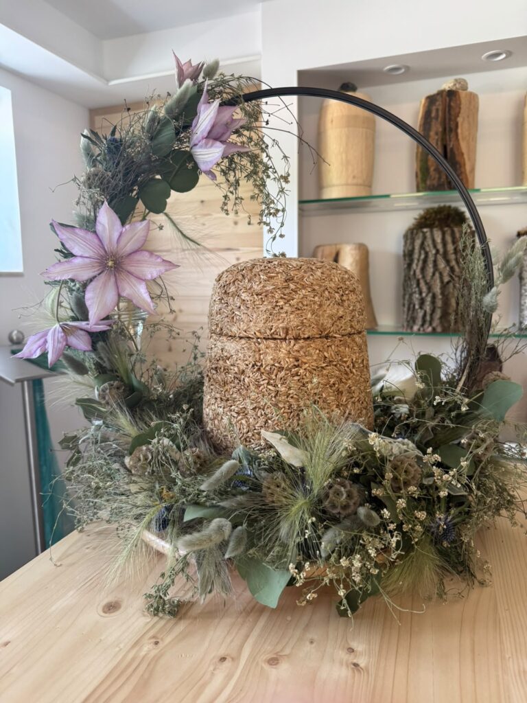 Natururne mit Kranz aus Trockenblumen und Clematis