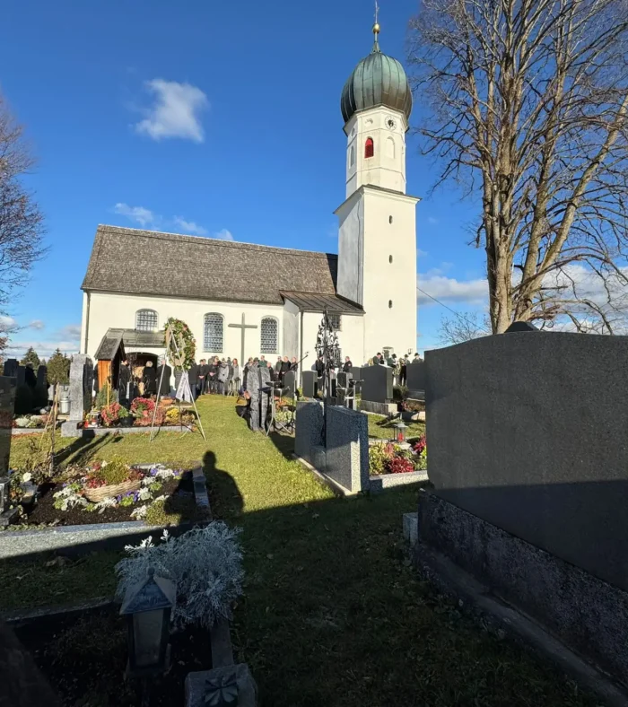 Friedhof Oberbuchen mit Gräbern und Kirche mit Zwiebelturm