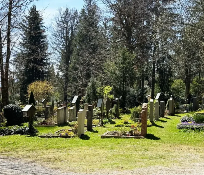 Gräber mit Holzkreuzen und Grabsteinen im Waldfriedhof Icking